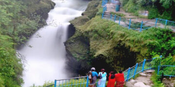 ‘पाताले छाँगो’ मा स्थानीयले लगाए ताला