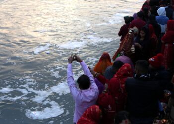 उदाउँदो सूर्यलाई अर्घ्य दिँदै छठको समापन्न