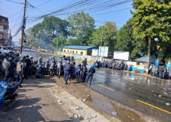 बयान भित्र चलिरहँदा बाहिर समर्थक र प्रहरीबीच झडप