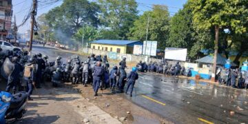 बयान भित्र चलिरहँदा बाहिर समर्थक र प्रहरीबीच झडप