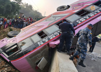आँबुखैरेनी बस दुर्घटनामा एकको मृत्यु, १३ जना घाइते