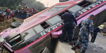 आँबुखैरेनी बस दुर्घटनामा एकको मृत्यु, १३ जना घाइते