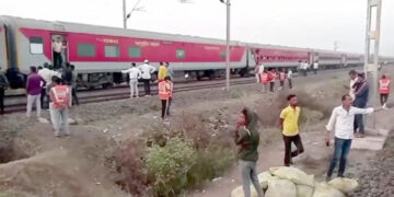 स्टेशनमा ट्रेनले ट्रयाक छोड्दा ११ को मृत्यु, ५० बढी घाइते