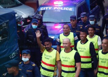 तीनकुनेको घरमा आगो लगाएको आरोपमा ४१ पक्राउ (नामसहित)