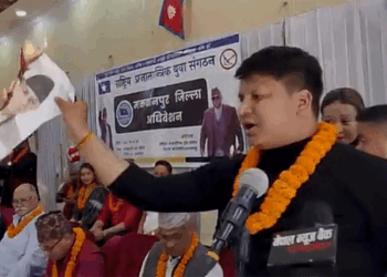 राप्रपाको युवा संगठनका नेताले जलाए प्रचण्डको तस्वीर