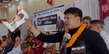 राप्रपाको युवा संगठनका नेताले जलाए प्रचण्डको तस्वीर